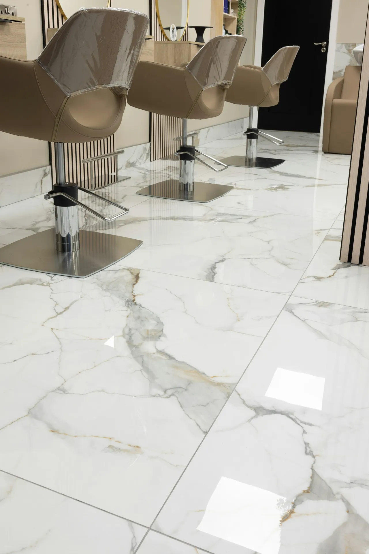 Glossy large-format marble-look porcelain tile floor